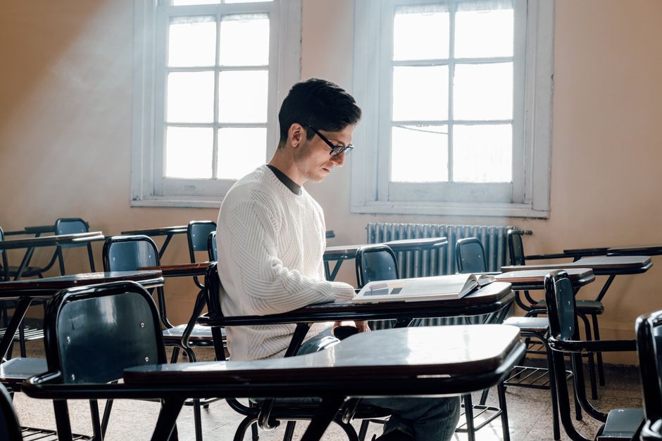 Tự học online ở phòng trọ Bình Thạnh khi điện thoại luôn trong tầm tay