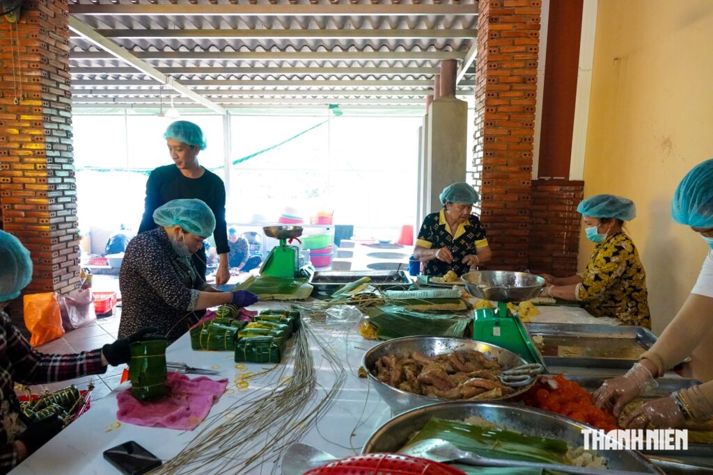 Anh Trần Duy Linh sáng tạo bánh tét mắm bò hóc, kết hợp món bánh truyền thống Nam bộ với hương vị đặc trưng của ẩm thực Khmer