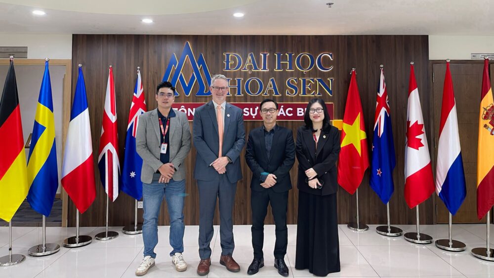 Hai bạn cùng phòng rủ nhau học chương trình quốc tế, tôi ngồi tính lại tiền trọ tháng này