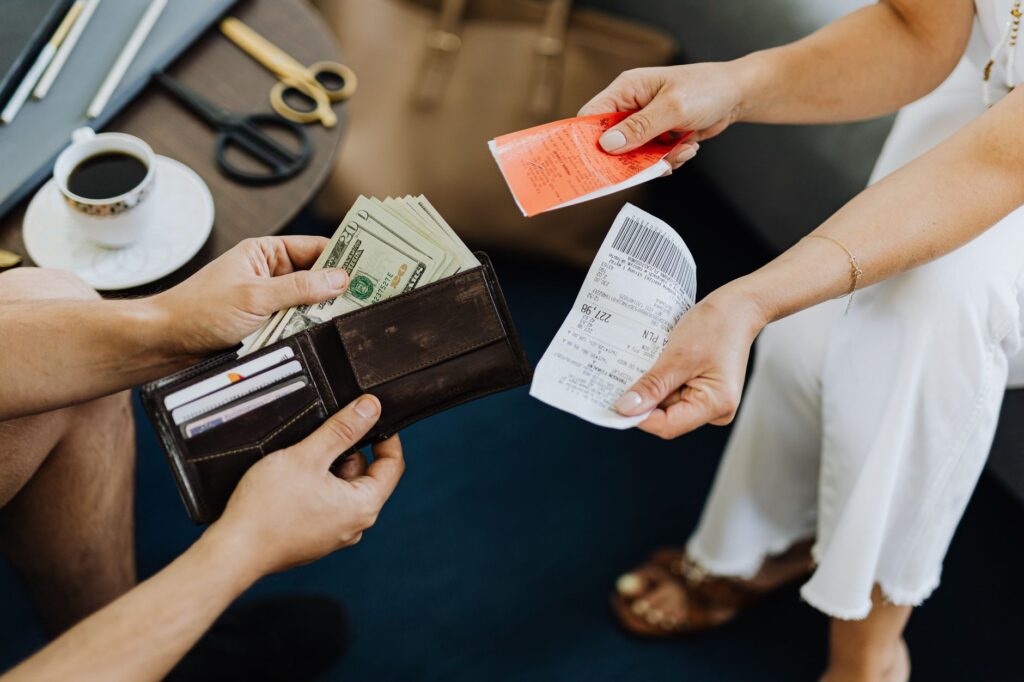 Nhặt được tiền rồi tiêu, tôi nhìn lại ví của mình