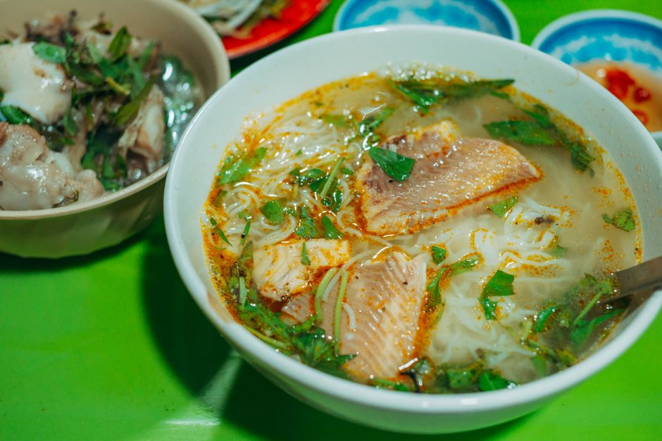 Bánh mì khuya dưới 15 nghìn cho sinh viên học bài muộn