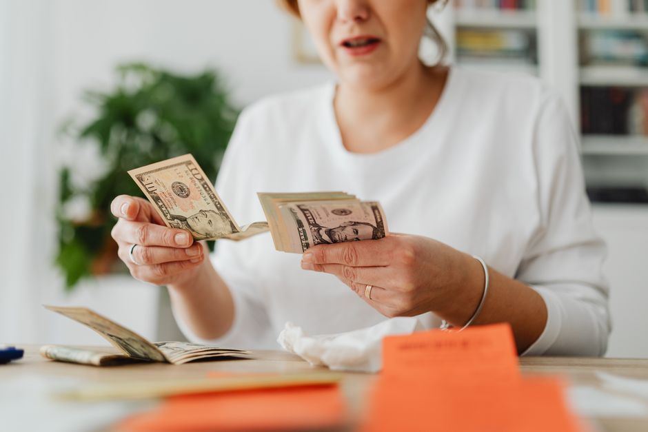 Sinh viên dùng thẻ tín dụng: tránh phí phạt khi chi tiêu nhỏ lẻ