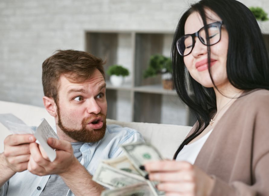 Sinh viên năm nhất chia tiền tháng đầu ra sao cho khỏi âm