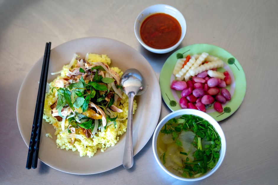 Sinh viên làng đại học Thủ Đức chỉ nhau quán hủ tiếu rẻ