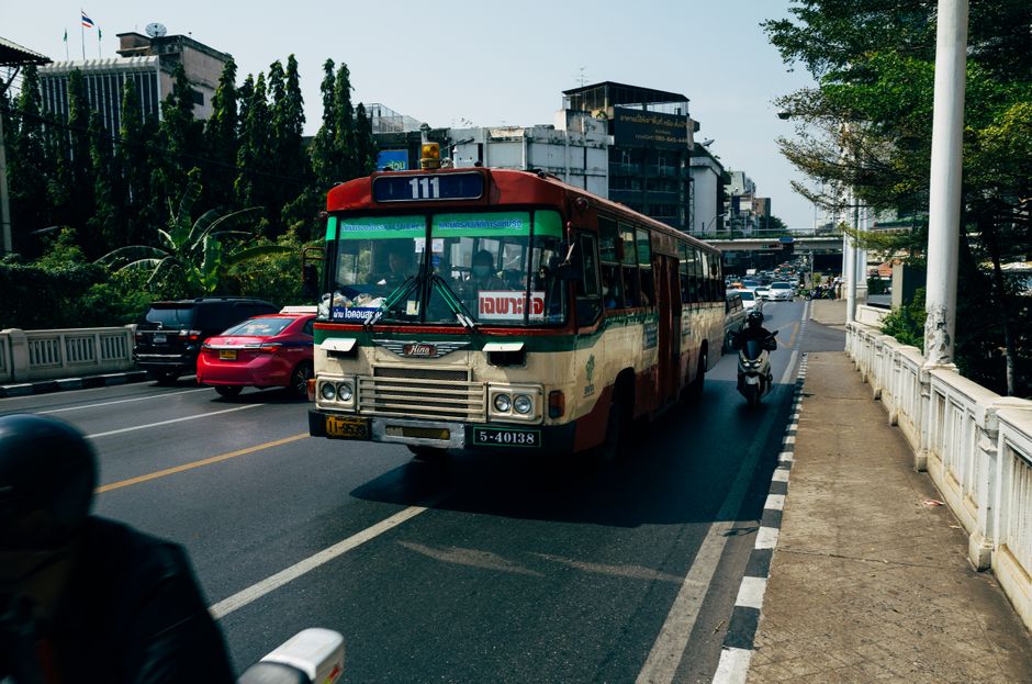Bị CSGT gọi lại vì không đội mũ khi chạy xe đạp điện