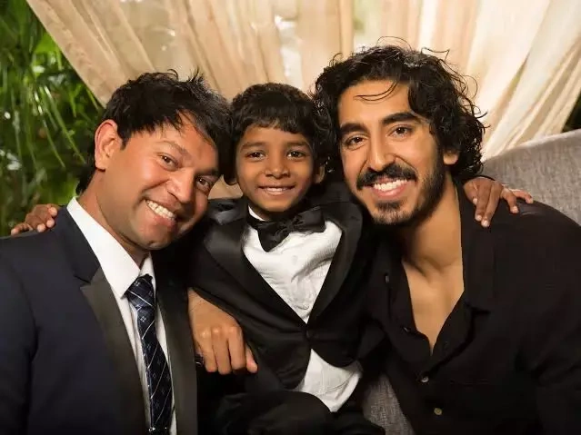 Ảnh chụp Saroo Brierley (trái), sao nhí Sunny Pawar và nam diễn viên Dev Patel cùng quảng bá cho bộ phim Lion. Ảnh: Khou