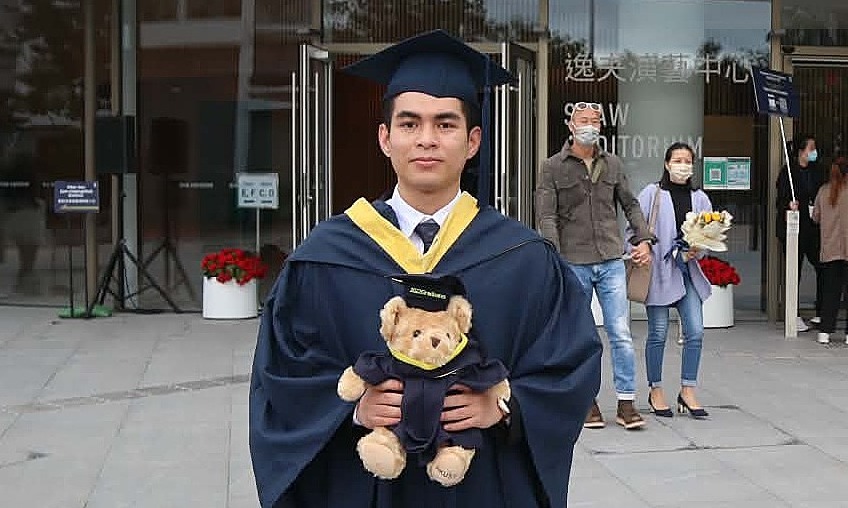 Tôi giữ tờ giấy nháp ghi lịch học, nghĩ về người thầy bỏ phố về quê