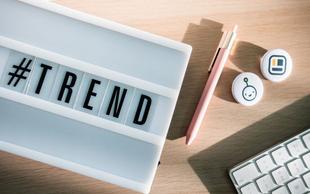 Trend bông hoa chưa nở lan rộng vì ai cũng có quá khứ để nhìn lại